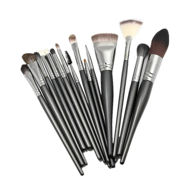 Makeup brush with an elegant design featuring a wooden handle and high-quality hairs for perfect makeup applications. Ideal for blusher, concealer, and eyeshadow.