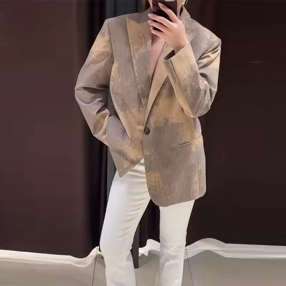 Enjoy effortless elegance with the Mara Oversized Blazer – now just 69.99 €. Chic, comfortable and affordable.