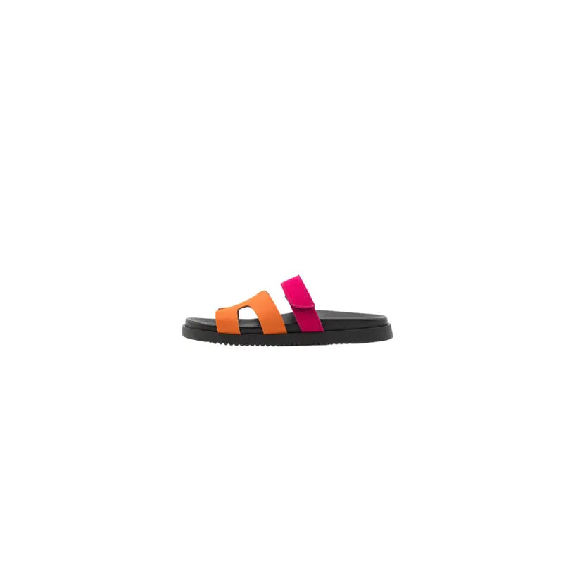 These sandals are the perfect choice for fashion-conscious women who value both comfort and style. Ideal for summer, they offer versatile combinations for various outfits.