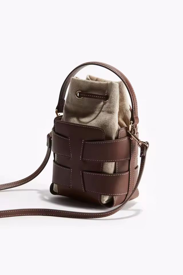 Stylish LORVÉ Elegance Bucket Bag in brown – lightweight women’s shoulder bag with adjustable strap, fashionable all-season handbag.
