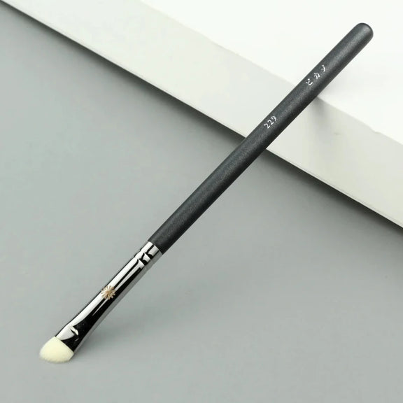 Makeup brush with an elegant design featuring a wooden handle and high-quality hairs for perfect makeup applications. Ideal for blusher, concealer, and eyeshadow.