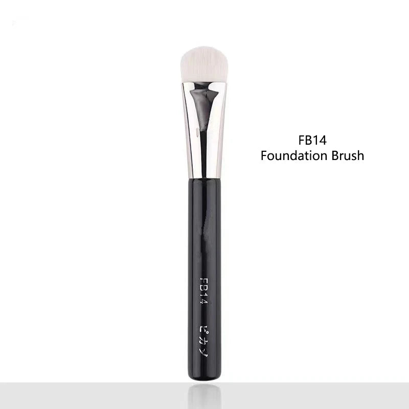 Makeup brush with an elegant design featuring a wooden handle and high-quality hairs for perfect makeup applications. Ideal for blusher, concealer, and eyeshadow.