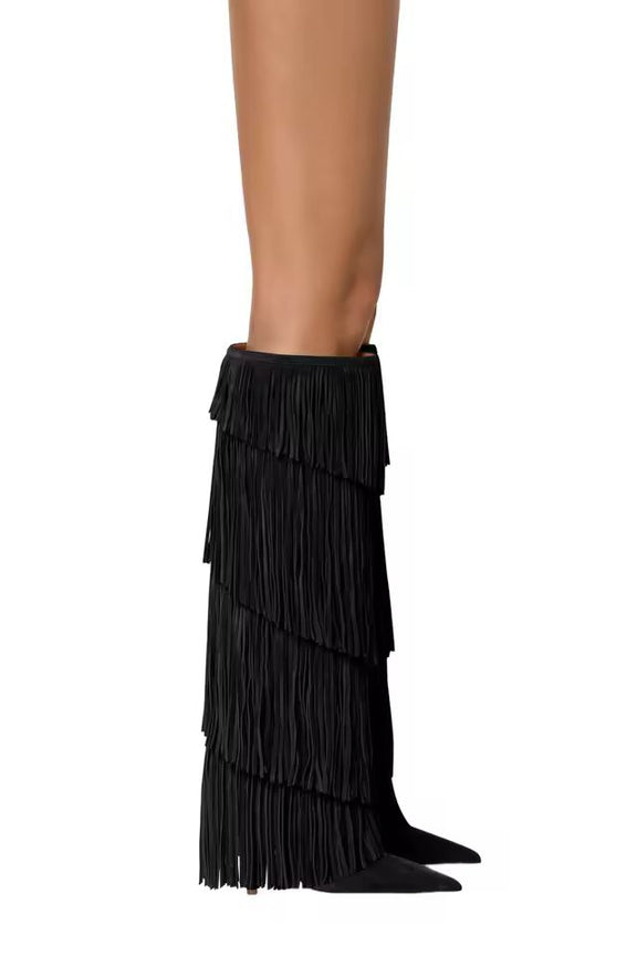 Knee-high velvet fringe boots with slim heel and pointed toe – modern western look 2025.
