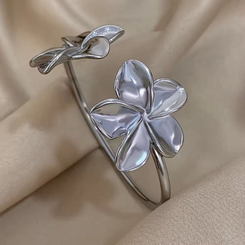 Silver floral cuff bracelet in stainless steel – waterproof, hypoallergenic jewelry for everyday and parties
