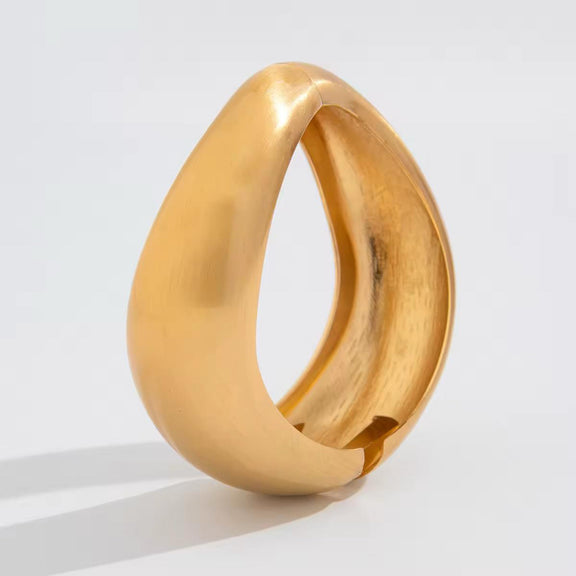 Setze ein Statement mit unserem wunderschönen Armreif in Gold. Es ist matt und zeitlos. Ideal für die Sommertage ob im Urlaub oder im Alltag. Das perfekte Geschenk für die liebsten. Viel Freude Damit.