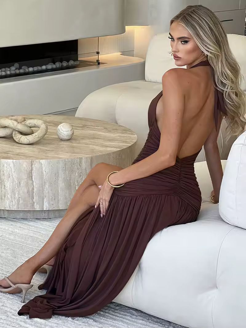 Selena Backless Maxi Dress Braun – Sexy schwarzes Abendkleid mit rückenfreiem Design & tiefem Dekolleté. Ideal für Party, Club & Date Night. | Black sexy backless evening dress, deep V-neck, perfect for clubbing & special occasions.