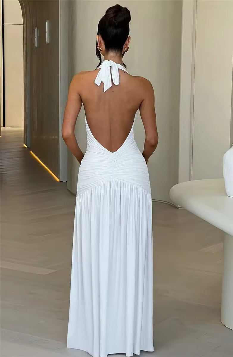 Selena Backless Maxi Dress Weiß – Elegantes rückenfreies Kleid mit tiefem V-Ausschnitt & figurbetonter Passform. Perfekt als Sommerkleid, Hochzeitsgast-Kleid oder Abendmode. | White backless maxi dress, deep V-neck, figure-hugging fit, perfect for weddings & summer events.