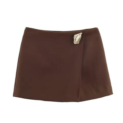 Chocolate brown high-waist wool-blend mini skirt with gold detail – elegant winter outfit for women.
