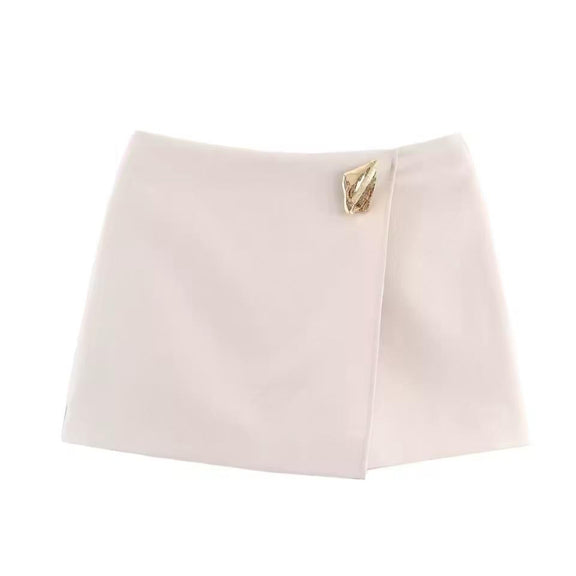 Ivory wool-blend mini skirt – fine fabric, premium women’s winter look.
