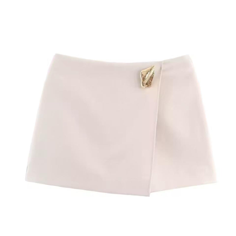 Ivory wool-blend mini skirt – fine fabric, premium women’s winter look.
