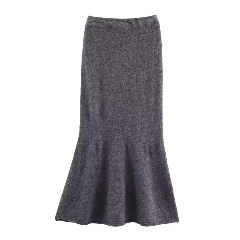 Close-up of fine knit trumpet skirt with elastic waistband – premium women’s knitwear, elegant fall fashion.
