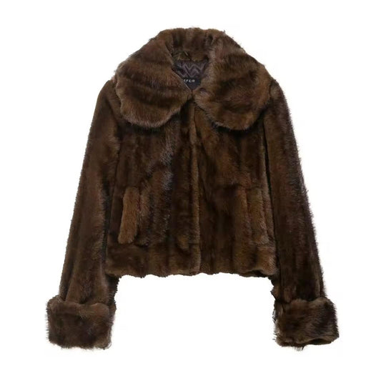 Close-up of Mira faux fur jacket – high-quality brown faux fur with zip closure.
