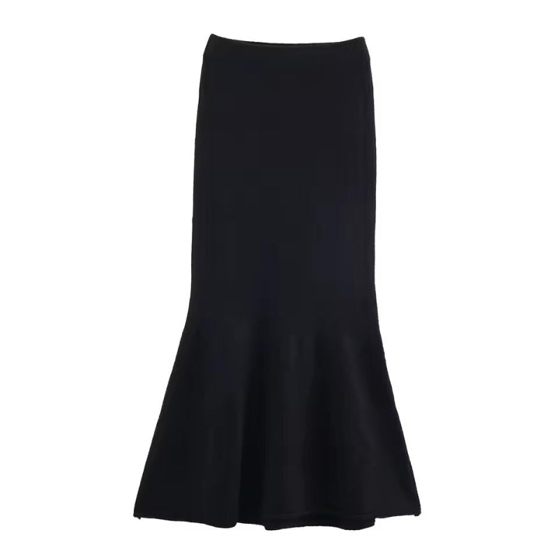 Close-up of fine knit trumpet skirt with elastic waistband – premium women’s knitwear, elegant fall fashion.
