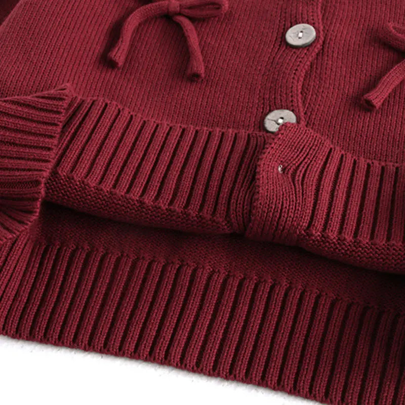 Stylish maroon cotton cardigan for girls, featuring O-neck, long sleeves, ribbed cuffs, and brown buttons. Perfect for fall and winter, available for girls aged 1-6 years in sizes 80-130 cm. Comfortable and fashionable kids’ clothing for cold weather.