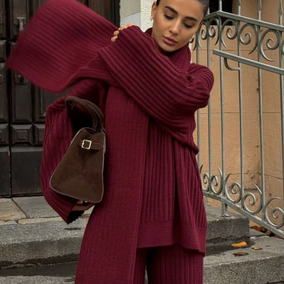 Stylish women's outfit: Oversized knitted set with V-neck pullover and comfortable wide-cut pants.