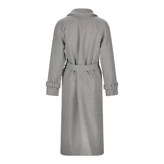 UrbanElegance Women´s Coat - Gray Double-Breasted Coat with Wide Notched Collar , Belt, and Adjustable Sleeve Cuffs.