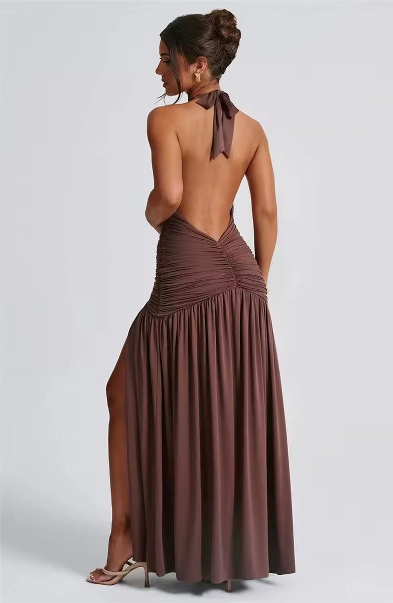 Selena Backless Maxi Dress Braun – Sexy rückenfreies Kleid mit tiefem V-Ausschnitt, figurbetont & elegant. Enganliegendes Neckholder-Abendkleid für Damen, perfekt als Partykleid, Cocktailkleid oder Hochzeitsgast-Outfit. Verführerische Fit & Flare Silhouette, Luxus-Damenmode, modernes langes Abendkleid für besondere Anlässe. Damenkleider online kaufen, modische Frauenmode 2025, sexy & schickes Kleid für Club, Dinner oder Date Night. | Elegant brown backless maxi dress, deep V-neck, bodycon fit, women’s.