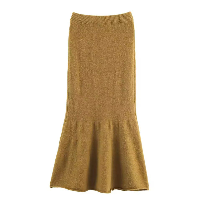 Close-up of fine knit trumpet skirt with elastic waistband – premium women’s knitwear, elegant fall fashion.

