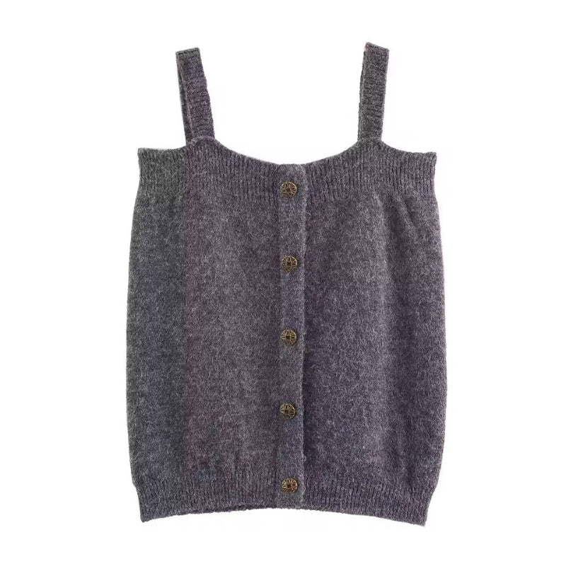 Close-up of fine knit trumpet skirt with elastic waistband – premium women’s knitwear, elegant fall fashion.
