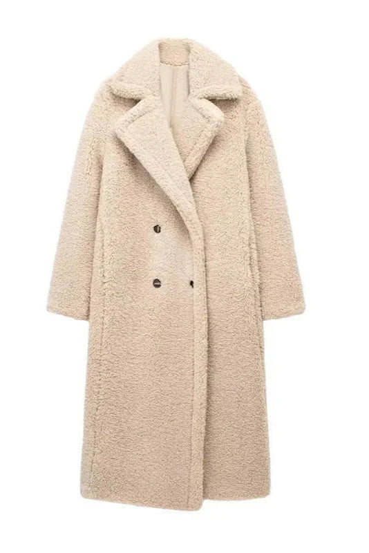 Elegant faux fur coat in soft, high-quality material, perfect for winter. 