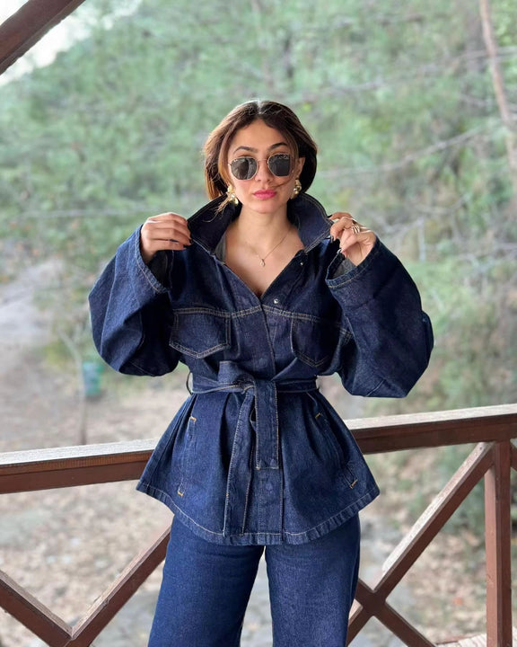 Trendy dark blue denim set for women – cropped jacket with silver buttons and chest pockets, paired with high-waist wide-leg jeans. Stylish, relaxed fit, perfect for street style and casual wear.