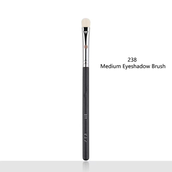 Makeup brush with an elegant design featuring a wooden handle and high-quality hairs for perfect makeup applications. Ideal for blusher, concealer, and eyeshadow.